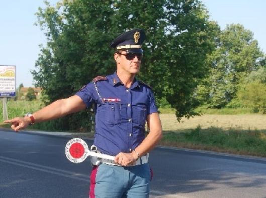 poliziotto con paletta